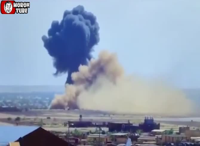 Video :A Russian aircraft lands too far down the runway and bursts into the landscape